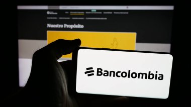 Stuttgart, Almanya - 05-04-2025: Kolombiyalı finans şirketi Bancolombia S.A. 'nın logosunun bulunduğu cep telefonu web sitesinin önünde ekranda. Telefon ekranına odaklan.