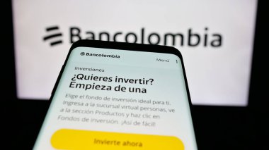 Stuttgart, Almanya - 05-04-2025: Kolombiyalı finans şirketi Bancolombia S.A. 'nın web sayfası logo önünde ekranda. Telefon ekranının sol üst kısmına odaklan.