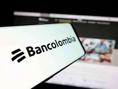 Stuttgart, Almanya - 05-04-2025: Kolombiyalı finans şirketi Bancolombia S.A. 'nın logolu akıllı telefon web sitesinin önünde ekranda. Telefon ekranının merkez soluna odaklan.