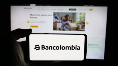 Stuttgart, Almanya - 05-04-2025: Kolombiyalı finans şirketi Bancolombia S.A. 'nın logosunun bulunduğu cep telefonu web sayfası önünde ekranda. Telefon ekranına odaklan.