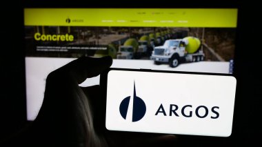 Stuttgart, Almanya - 05-04-2025: İnşaat malzemeleri şirketi Grupo Argos 'un logosunun bulunduğu cep telefonu web sayfası önünde ekranda. Telefon ekranına odaklan.