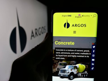 Stuttgart, Almanya - 05-04-2025: İnşaat malzemeleri şirketi Grupo Argos S.A. 'nın web sayfası olan cep telefonu logosu önünde ekranda. Telefon ekranının merkezine odaklan.