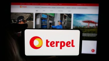 Stuttgart, Almanya - 05-04-2025: İnternet sayfası önünde üzerinde petrol şirketi Organizacion Terpel S.A. logosu bulunan cep telefonu sahibi kişi. Telefon ekranına odaklan.