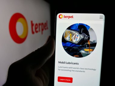 Stuttgart, Almanya - 05-04-2025: Petrol şirketi Organizacion Terpel S.A. 'nın web sayfası olan cep telefonu logonun önünde ekranda. Telefon ekranının merkezine odaklan.