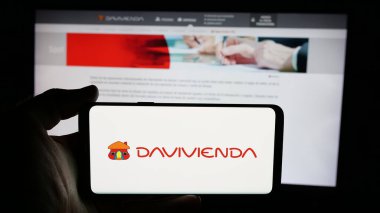 Stuttgart, Almanya - 05-04-2025: Finans şirketi Banco Davivienda S.A. 'nın logosunun bulunduğu cep telefonu web sayfası önünde ekranda. Telefon ekranına odaklan.