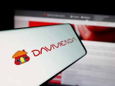 Stuttgart, Almanya - 05-04-2025: Finans şirketi Banco Davivienda S.A. 'nın logolu akıllı telefon web sitesinin önünde ekranda. Telefon ekranının soluna odaklan.