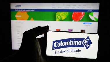 Stuttgart, Almanya - 05-04-2025: Gıda işleme şirketi Colombina S.A. 'nın logosunun bulunduğu cep telefonu web sayfası önünde ekranda. Telefon ekranına odaklan.