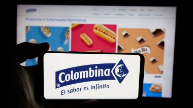 Stuttgart, Almanya - 05-04-2025: Gıda işleme şirketi Colombina S.A. 'nın logosunun bulunduğu cep telefonu web sayfası önünde ekranda. Telefon ekranına odaklan.