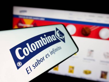 Stuttgart, Almanya - 05-04-2025: İnternet sitesinin önünde ekranda gıda işleme şirketi Colombina S.A. 'nın logosuna sahip akıllı telefon. Telefon ekranının soluna odaklan.