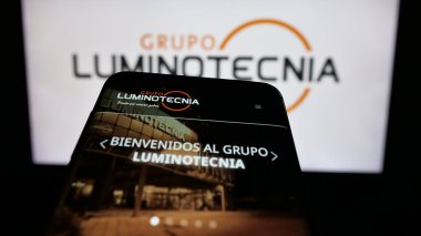 Stuttgart, Almanya - 05-04-2025: Paraguay şirketi Grupo Luminotecnia 'nın web sayfası logo önünde ekranda. Telefon ekranının sol üst kısmına odaklan.