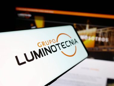 Stuttgart, Almanya - 05-04-2025: Paraguay şirketi Grupo Luminotecnia 'nın logosuna sahip akıllı telefon web sitesinin önünde ekranda. Telefon ekranının merkez soluna odaklan.