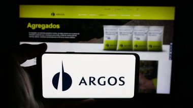 Stuttgart, Almanya - 05-04-2025: İnşaat malzemeleri şirketi Grupo Argos 'un logosunun bulunduğu cep telefonu web sayfası önünde ekranda. Telefon ekranına odaklan.