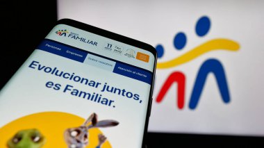 Stuttgart, Almanya - 05-04-2025: Paraguaylı finans şirketi Banco Familiar 'ın web sayfası logo önünde ekranda. Telefon ekranının sol üst kısmına odaklan.