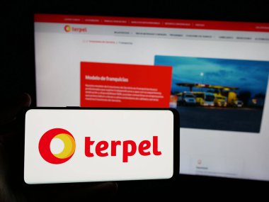 Stuttgart, Almanya - 05-04-2025: İnternet sitesi önünde üzerinde petrol şirketi Organizacion Terpel S.A. logosu bulunan akıllı telefon sahibi kişi. Telefon ekranına odaklan.