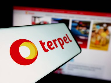 Stuttgart, Almanya - 05-04-2025: İnternet sitesinin önünde ekranda, petrol şirketi Organizacion Terpel S.A. logosu bulunan akıllı telefon. Telefon ekranının soluna odaklan.
