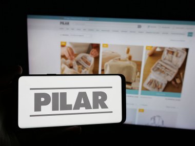 Stuttgart, Almanya - 05-04-2025: Paraguay firması Manufactura de Pilar S.A. 'nın logosuna sahip kişi web sitesinin önünde ekranda. Telefon ekranına odaklan.