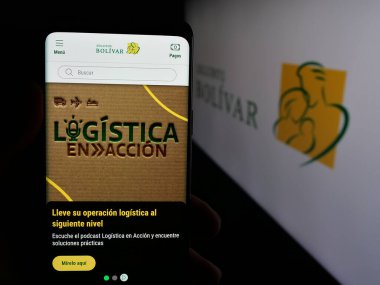 Stuttgart, Almanya - 05-05-2025: Sigorta şirketi Seguros Bolivar 'ın logosunun bulunduğu web sayfası ekranda logonun önünde duruyor. Telefon ekranının merkezine odaklan.