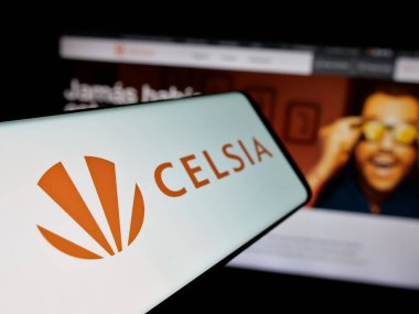 Stuttgart, Almanya - 05-05-2025: Kolombiyalı enerji şirketi Celsia S.A. E.S.P. logolu akıllı telefon Web sitesinin önünde ekranda. Telefon ekranının merkez soluna odaklan.