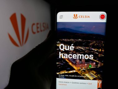 Stuttgart, Almanya - 05-05-2025: Kolombiyalı enerji şirketi Celsia S.A. E.S.P. 'nin logosunun bulunduğu web sayfası Ekranda logonun önünde. Telefon ekranının merkezine odaklan.