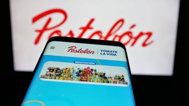 Stuttgart, Almanya - 05-05-2025: İnternet sitesinin önünde üzerinde Kolombiyalı içecek şirketi Postobon S.A. logosu olan cep telefonu. Telefon ekranının sol üst kısmına odaklan.