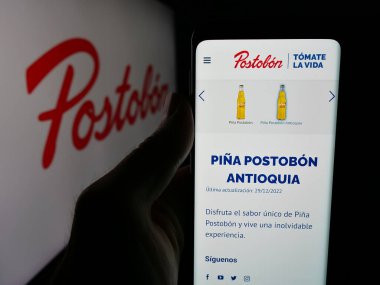 Stuttgart, Almanya - 05-05-2025: Logonun önünde üzerinde Kolombiyalı içecek şirketi Postobon S.A. 'nın logosu olan web sayfası var. Telefon ekranının merkezine odaklan.