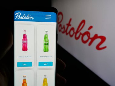 Stuttgart, Almanya - 05-05-2025: Kolombiyalı içecek şirketi Postobon S.A. 'nın internet sayfası olan cep telefonu logonun önünde ekranda. Telefon ekranının merkezine odaklan.