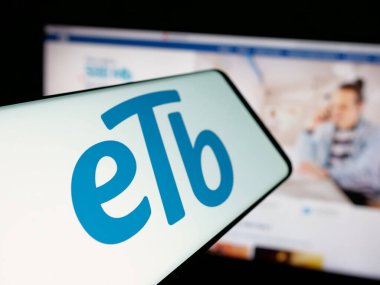 Stuttgart, Almanya - 05-05-2025: İnternet sitesinin önünde ekranda Empresa de Telecomunicaciones de Bogota (ETB) logosu bulunan akıllı telefon. Telefon ekranının merkez soluna odaklan.