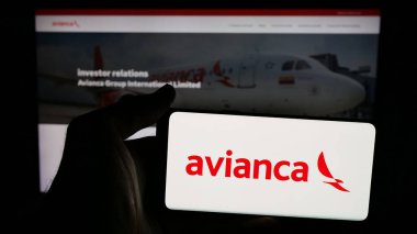Stuttgart, Almanya - 05-05-2025: Havayolu şirketi Avianca Holding 'in logosunun bulunduğu cep telefonu web sayfası önünde ekranda. Telefon ekranına odaklan.