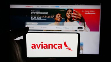 Stuttgart, Almanya - 05-05-2025: Havayolu şirketi Avianca Holding 'in logosunun bulunduğu cep telefonu web sayfası önünde ekranda. Telefon ekranına odaklan.