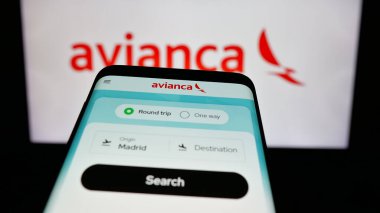 Stuttgart, Almanya - 05-05-2025: Havayolu şirketi Avianca Holding 'in logosunun bulunduğu cep telefonu web sitesinin önünde ekranda. Telefon ekranının sol üst kısmına odaklan.