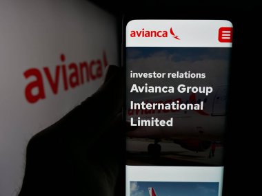 Stuttgart, Almanya - 05-05-2025: Havayolu şirketi Avianca Holding 'in logosunun bulunduğu web sayfası ekranda logonun önünde duruyor. Telefon ekranının merkezine odaklan.