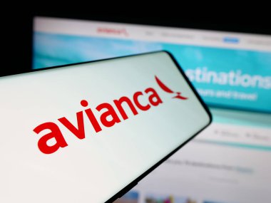 Stuttgart, Almanya - 05-05-2025: Havacılık şirketi Avianca Holding 'in logosuna sahip akıllı telefon web sitesinin önünde ekranda. Telefon ekranının merkez soluna odaklan.