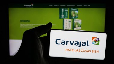 Stuttgart, Almanya - 05-05-2025: Kolombiyalı Carvajal S.A. şirketinin logosunun bulunduğu cep telefonu web sayfasının önünde ekranda. Telefon ekranına odaklan.