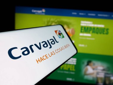 Stuttgart, Almanya - 05-05-2025: Sitenin önünde ekranda Kolombiyalı Carvajal S.A. şirketinin logosuna sahip akıllı telefon. Telefon ekranının merkez soluna odaklan.