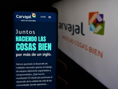 Stuttgart, Almanya - 05-05-2025: Kolombiyalı Carvajal S.A. şirketinin web sayfası olan cep telefonu logonun önünde ekranda. Telefon ekranının merkezine odaklan.