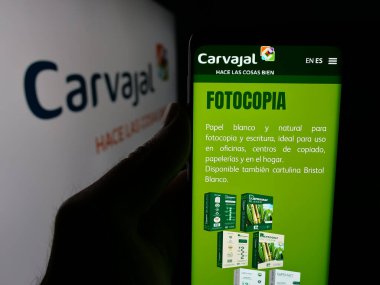 Stuttgart, Almanya - 05-05-2025: Logonun önünde üzerinde Kolombiyalı Carvajal S.A. şirketinin logosu olan web sayfası var. Telefon ekranının merkezine odaklan.