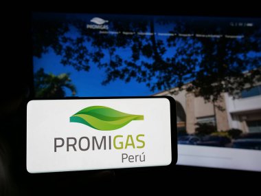 Stuttgart, Almanya - 05-05-2025: Kolombiyalı enerji şirketi Promigas S.A. 'nın logosunu taşıyan kişi. Web sitesinin önünde ekranda. Telefon ekranına odaklan.