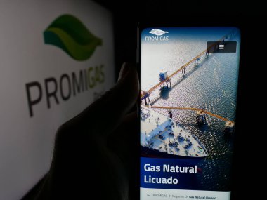 Stuttgart, Almanya - 05-05-2025: Kolombiyalı enerji şirketi Promigas S.A. Ekranda logonun önünde. Telefon ekranının merkezine odaklan.