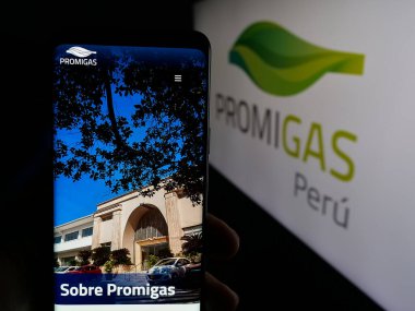 Stuttgart, Almanya - 05-05-2025: Kolombiyalı enerji şirketi Promigas S.A. 'nın logosunun bulunduğu web sayfası Ekranda logonun önünde. Telefon ekranının merkezine odaklan.