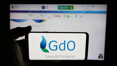 Stuttgart, Almanya - 05-05-2025: Enerji şirketi Gases de Occidente S.A. 'nın logosunun bulunduğu cep telefonu web sayfası önünde ekranda. Telefon ekranına odaklan.