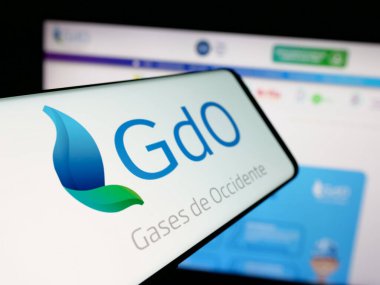 Stuttgart, Almanya - 05-05-2025: İnternet sitesinin önünde ekranda Gases de Occidente S.A. adlı enerji şirketinin logosuna sahip akıllı telefon. Telefon ekranının soluna odaklan.