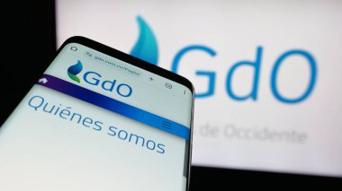 Stuttgart, Almanya - 05-05-2025: İnternet sitesinin önünde ekranda Gases de Occidente S.A. adlı enerji şirketinin logosunun yer aldığı cep telefonu. Telefon ekranının sol üst kısmına odaklan.