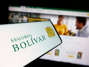 Stuttgart, Almanya - 05-05-2025: Sigorta şirketi Seguros Bolivar 'ın logosuna sahip akıllı telefon web sitesinin önünde ekranda. Telefon ekranının merkez soluna odaklan.