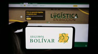 Stuttgart, Almanya - 05-05-2025: Sigorta şirketi Seguros Bolivar 'ın logosunun bulunduğu cep telefonu web sayfası önünde ekranda. Telefon ekranına odaklan.