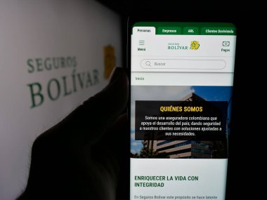 Stuttgart, Almanya - 05-05-2025: Sigorta şirketi Seguros Bolivar S.A. 'nın internet sayfası olan cep telefonu logonun önünde ekranda. Telefon ekranının merkezine odaklan.