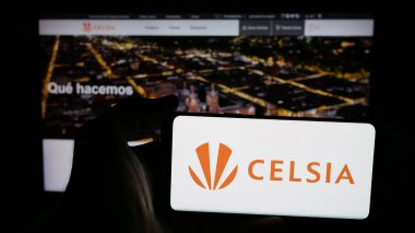 Stuttgart, Almanya - 05-05-2025: Kolombiyalı enerji şirketi Celsia S.A. Web sayfasının önünde ekranda. Telefon ekranına odaklan.