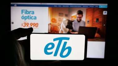 Stuttgart, Almanya - 05-05-2025: İnternet sayfasının önünde Empresa de Telecomunicaciones de Bogota (ETB) logosunun bulunduğu cep telefonu sahibi kişi. Telefon ekranına odaklan.