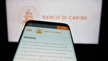 Stuttgart, Almanya - 05-06-2025: Finans hizmetleri şirketi Banco di Caribe 'nin logosunun yer aldığı cep telefonu web sitesinin önünde ekranda. Telefon ekranının sol üst kısmına odaklan.
