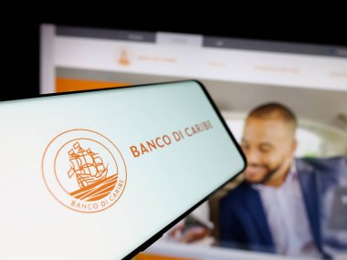 Stuttgart, Almanya - 05-06-2025: Finans hizmetleri şirketi Banco di Caribe 'nin logosuna sahip akıllı telefon web sitesinin önünde ekranda. Telefon ekranının merkez soluna odaklan.