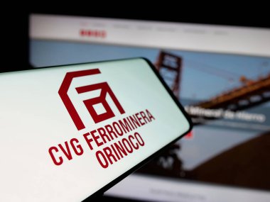 Stuttgart, Almanya - 05-06-2025: Madencilik şirketi CVG Ferrominera Orinoco C.A. logolu akıllı telefon Web sitesinin önünde ekranda. Telefon ekranının merkez soluna odaklan.
